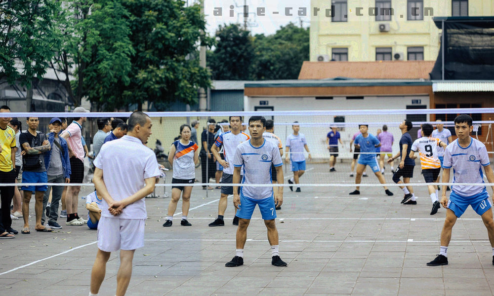 两步完成移动端登录的流程示意：从「我的」页进入登录入口，验证后回到上一次的房间