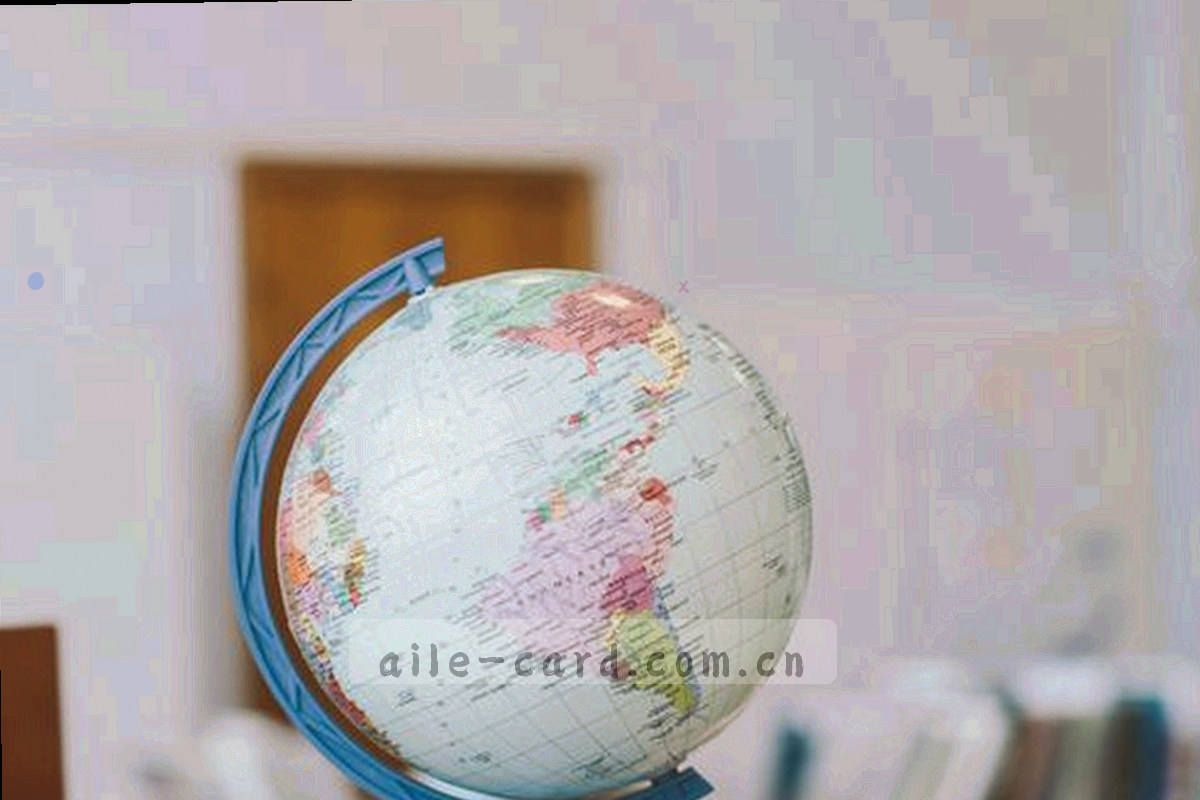 空置牌桌上散落的牌面与筹码全景，桌面留有对局后的痕迹
