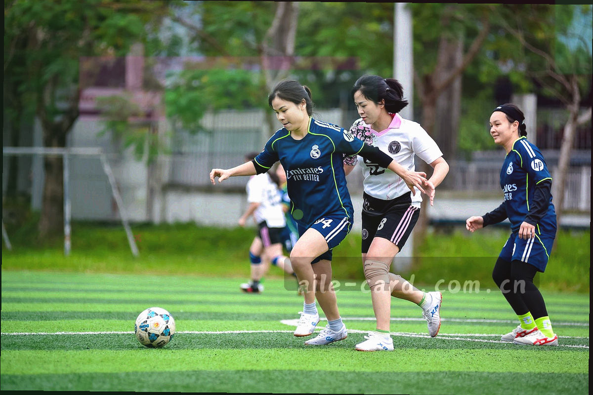 手机、平板与桌面设备并排摆放，屏幕上显示抽象的房间列表界面